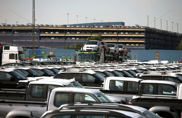 Bremerhaven  Deutschland  Neuwagen im Hafen warten auf die Verschiffung
