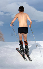 Krippenbrunn  Oesterreich  junger Mann in Boxershorts faehrt Ski