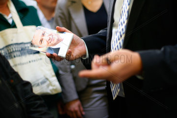 Berlin  Deutschland  Regierender Buergermeister Klaus Wowereit  SPD  mit einer Autogrammkarte in der Hand