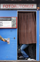 Berlin  Deutschland  mehrere Menschen stehen in einem Fotoautomaten