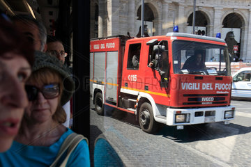 Rom  Italien  Feuerwehrwagen ueberholt einen Linienbus