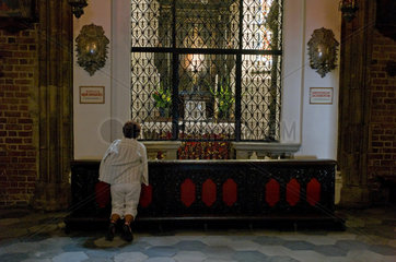 Breslau  Polen  eine Frau betet an einem Seitenaltar im St. Johannes Dom