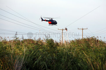 Anklam  Deutschland  Stromleitungsmontage mit einem Hubschrauber