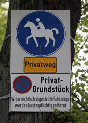 Neuenhagen  Deutschland  Schild - Privatweg  Reitweg  Privatgrundstueck -