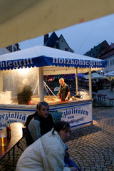 Sangerhausen  Deutschland  Besucher abends auf einem Fest am Marktplatz