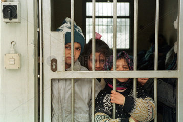 Rumaenische Kinder und Frauen in Containern  Zittau  Deutschland