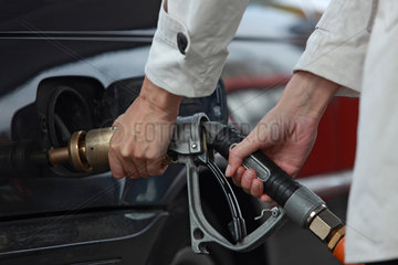 Berlin  Deutschland  Haende eines Autofahrers beim Tanken mit Erdgas