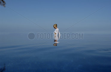 Junge Frau in der Morgensonne am Swimmingpool  Costa Rica