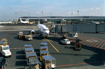 Abfertigung eines Flugzeugs auf dem Flughafen in Prag  Tschechien