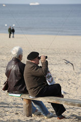 Swinemuende  Polen  Rentner auf einer Bank am Strand