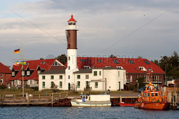 Timmendorf auf der Insel Poel  der Leuchtturm mit Hafen im Vordergrund
