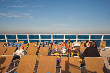 Spanien  Passagiere auf dem Sonnendeck der MS Costa Pacifica