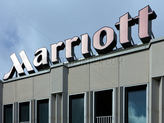 Berlin  Logo des Marriott Hotels auf dem Hoteldach