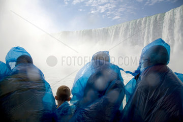Niagara Falls  Kanada  Touristen vor den Horseshoe Falls auf kanadischer Seite