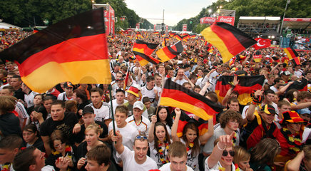 Berlin  Deutschland  die Fanmeile in Berlin beim Halbfinalspiel Deutschland-Tuerkei