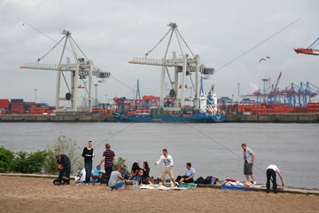 Hamburg  Deutschland  Menschen am Strand von Oevelgoenne