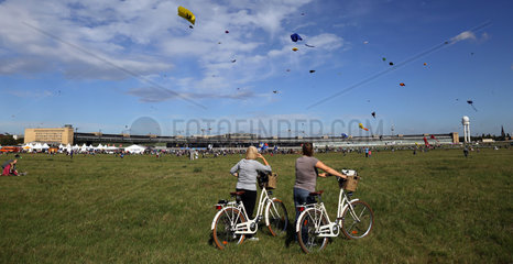 Berlin  Deutschland  Menschen beim Festival der Riesendrachen auf dem Tempelhofer Feld