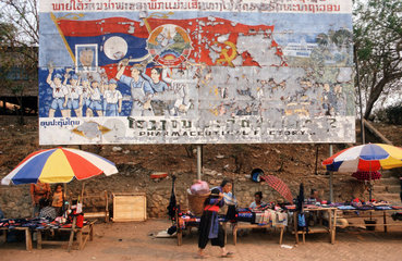 Luang Prabang  Laos  ein Marktplatz  auf dem Bergbewohner Handarbeiten verkaufen