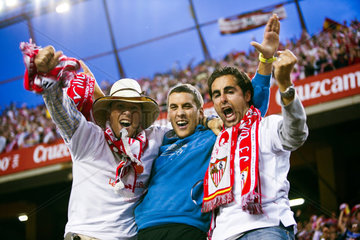 Sevilla  Spanien  Sevilla-Fans feuern ihre Mannschaft an