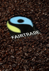 Berlin  Deutschland  Kaffeebohnen mit einem Fairtrade-Siegel