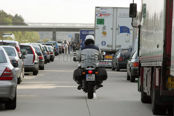 Magdeburg  Stau auf der A2 Richtung Hannover  Motorrad faehrt durch den Rettungsweg