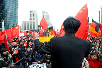 Berlin  Deutschland  Abschlusskundgebung der Pro China Demonstration