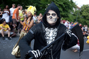 Berlin  Deutschland  Mann mit Skelettkostuem auf dem Karneval der Kulturen