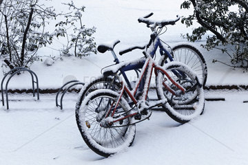 Fahrraeder im Schnee