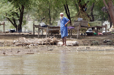 Shadhat Kot  Pakistan  vom Hochwasser eingeschlossener alter Mann