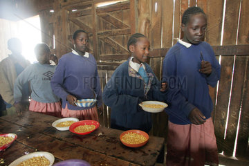 Kenia  Naro Moru  Schuelerinnen bei der Essensausgabe