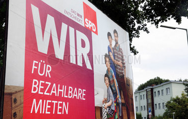 Berlin  Deutschland  Wahlplakat der SPD zur Bundestagswahl am Strassenrand