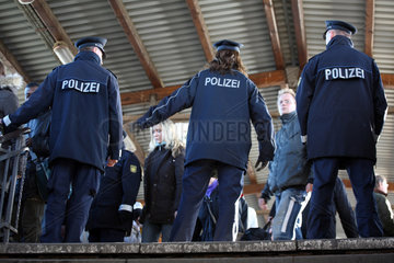 Berlin  Deutschland  Polizisten versuchen Chaos wegen dem BVG Streik zu vermeiden