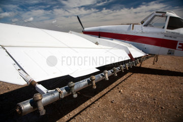 Isla Mayor  Spanien  Leichtflugzeug in den Reisfeldern
