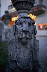 Berlin  eine Loewenskulptur am Delphi-Filmpalast