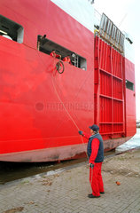 Schiff macht fest in Bremerhaven (Import/Export)