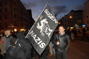 Berlin  Deutschland  Antifa-Demonstration gegen Nazis  Teilnehmer mit Fahne