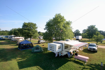 Mystic  Vereinigte Staaten von Amerika  Campingplatz mit Wohnwagen und SUV