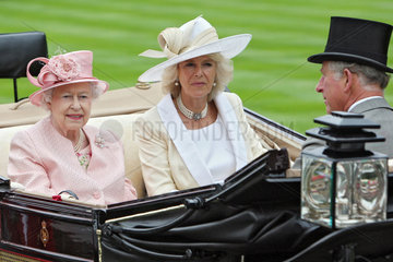 Ascot  Grossbritannien  Queen Elisabeth II  Camilla Mountbatten-Windsor und Prinz Charles sitzen in einer Kutsche