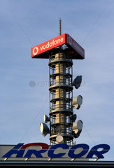 Berlin  das Logo von Vodafone auf einem Sendemast