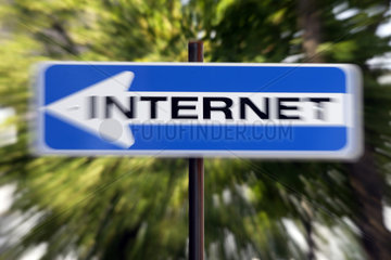 Symbolfoto  Einbahnstrasse Internet