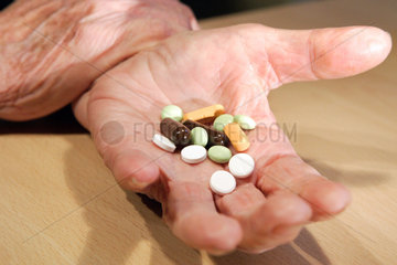 Berlin  Deutschland  eine Rentnerin mit Tabletten in der Hand