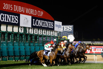 Dubai  Vereinigte Arabische Emirate  Pferde und Jockeys beim Start zu einem Galopprennen