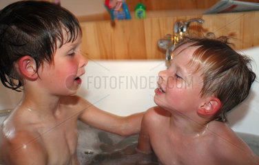 Schependorf  Deutschland  Kinder planschen in der Badewanne