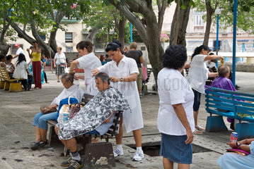 Havanna  Kuba  Friseure im Park von Althavanna