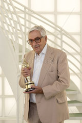 Berlin  Deutschland  Sir Kenneth Adam  Szenenbildner  mit seinem ersten Oscar