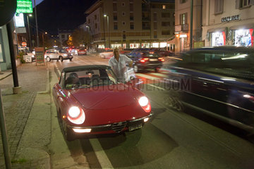 Tirano  Italien  ein Mann steigt in einen Alfa Romeo ein