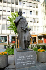 Lillehammer  Norwegen  Denkmal der Nobelpreistraegerin Sigrid Undset