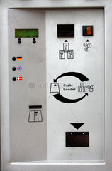 Automat zum Aufladen eines Guthabens auf eine Plastikkarte