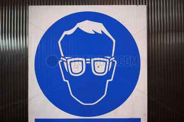 Posen  Polen  Plakat fordert zum Gebrauch von Schutzbrillen auf