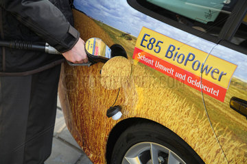 Muenster  Deutschland  ein Mann tankt sein Flexi-Fuel-Auto mit Bioethanol E85